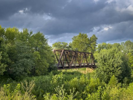 Téléchargez les photos : Chevalet sur Katy Trail dans le Missouri sur Auxvasse Creek près de Mokane - piste cyclable de 237 miles s'étendant sur la majeure partie de l'état du Missouri converti de chemin de fer abandonné - en image libre de droit