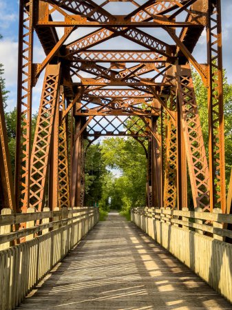 Téléchargez les photos : Chevalet sur Katy Trail dans le Missouri sur la rivière Middle près de Tebbetts - 237 mile piste cyclable s'étendant à travers la plupart de l'état du Missouri converti de chemin de fer abandonné - en image libre de droit