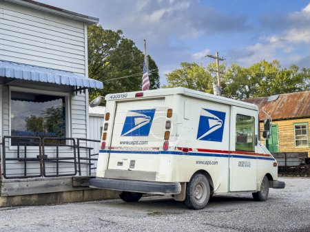 Foto de Tebbetts, MO, Estados Unidos - 5 de agosto de 2023: Camión del Servicio Postal de Estados Unidos frente a la oficina de correos rural en Missouri. - Imagen libre de derechos