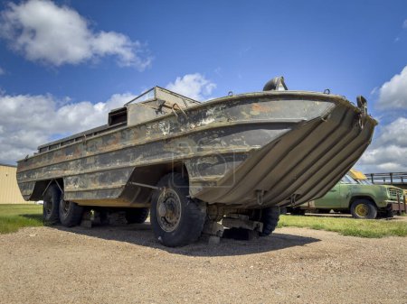 Téléchargez les photos : Lexington, NE, USA - Le 6 août 2023 : Le modèle GMC DUKW, un véhicule amphibie militaire américain d'époque de la Seconde Guerre mondiale, exposé au Heartland Museum of Military Vehicles. - en image libre de droit