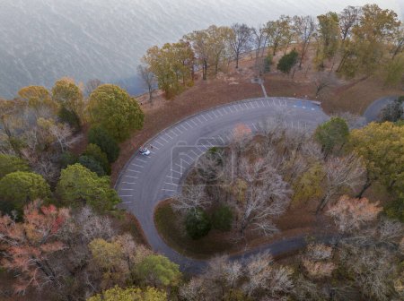 Foto de Vista aérea de un estacionamiento en una orilla del río Tennessee - Colbert Ferry Park, Natchez Trace Parkway - Imagen libre de derechos
