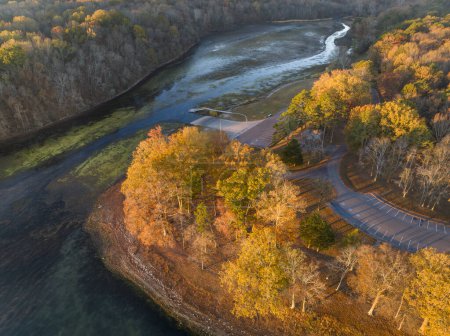 Foto de Rampa del barco en el río Tennessee en Colbert Ferry Park, Natchez Trace National Parkway, a finales de noviembre paisaje - Imagen libre de derechos