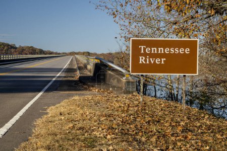 Foto de Señal de tráfico del río Tennessee en Natchez Trace Parkway - cruzando desde Tennessee a Alabama en paisajes otoñales - Imagen libre de derechos