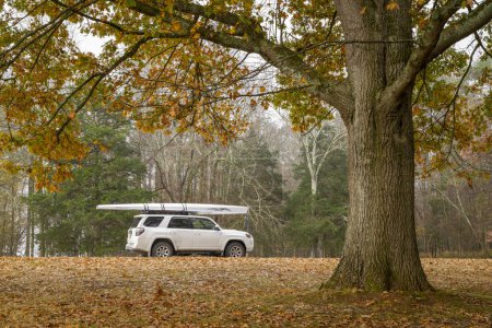 Téléchargez les photos : Colbert Ferry Park, AL, USA - 23 novembre 2023 : Toyota 4runner SUV with a rowing shell, LiteRace 1x by Liteboat on roof racks, November morning on a shore of Tennessee River. - en image libre de droit