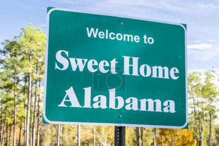 Bienvenido a Sweet Home Alabama - señal de tráfico en un descanso cerca de la línea estatal, concepto de viaje