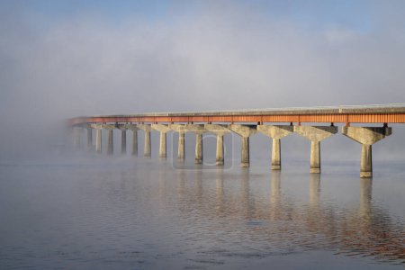 Foto de Natchez National Parkway - puente sobre el río Tennessee de Tennessee a Alabama, nebuloso amanecer de noviembre - Imagen libre de derechos