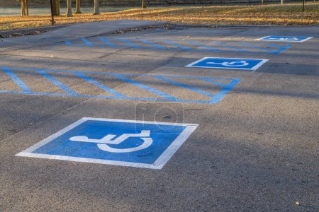 Téléchargez les photos : Panneaux de stationnement pour handicapés dans le parc Colbert Ferry, Natchez Trace Parkway, Alabama - en image libre de droit