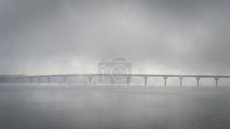 Foto de Natchez National Parkway - puente sobre el río Tennessee de Tennessee a Alabama, nebuloso amanecer de noviembre - Imagen libre de derechos