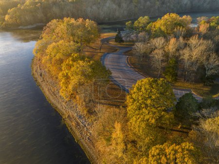 Téléchargez les photos : Rampe de bateau sur la rivière Tennessee et stationnement au parc Colbert Ferry, Natchez Trace National Parkway, paysage de fin novembre - en image libre de droit
