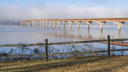 Foto de Natchez Trace National Parkway - puente sobre el río Tennessee de Tennessee a Alabama, nebuloso amanecer de noviembre - Imagen libre de derechos