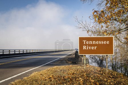 Foto de Señal de carretera del río Tennessee en Natchez Trace Parkway - John Coffee Memorial Bridge, cruzando de Tennessee a Alabama en paisajes de otoño - Imagen libre de derechos