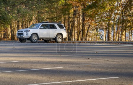 Foto de Natchez Trace National Parkway, TN, Estados Unidos - 19 de noviembre de 2023: Toyota 4runner SUV at a November morning on a shore of Tennessee River at Colbert Ferry Park. - Imagen libre de derechos