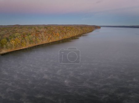 Foto de Amanecer sobre el río Tennessee cerca de Colbert Ferry Park, Natchez Trace Parkway - vista aérea a finales de noviembre - Imagen libre de derechos