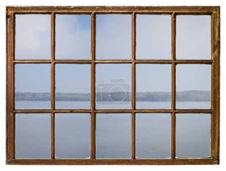 Téléchargez les photos : Matin brumeux au-dessus d'un lac ou d'une large rivière vu depuis une fenêtre à guillotine rétro - en image libre de droit
