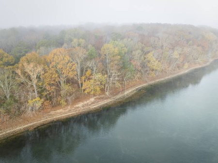 Foto de Mañana brumosa sobre el bosque y el río Tennessee cerca de Colbert Ferry Park, Natchez Trace Parkway - vista aérea a finales de noviembre - Imagen libre de derechos