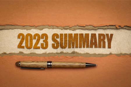 Foto de 2023 año banner resumen - texto sobre papel de arte, concepto de negocio de fin de año - Imagen libre de derechos