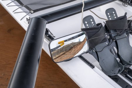 Téléchargez les photos : Détail d'une coque d'aviron côtière avec avirons, civière et miroir - en image libre de droit
