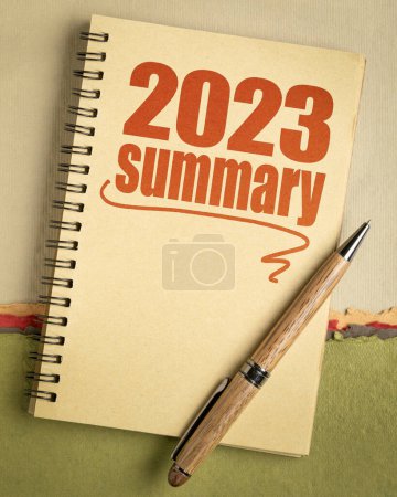 Foto de 2023 año resumen texto en un cuaderno en espiral, concepto de negocio de fin de año - Imagen libre de derechos