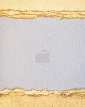 Téléchargez les photos : Paysage abstrait de papier dans des tons pastel terre - collection de papiers faits à la main, affiche verticale - en image libre de droit