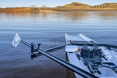 Téléchargez les photos : Coquille d'aviron côtière sur une rive du réservoir Horsetooth en automne ou en hiver avec un faible niveau d'eau. - en image libre de droit