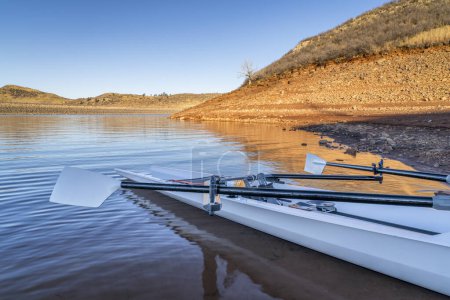Téléchargez les photos : Coquille d'aviron côtière sur une rive du réservoir Horsetooth en automne ou en hiver avec un faible niveau d'eau. - en image libre de droit
