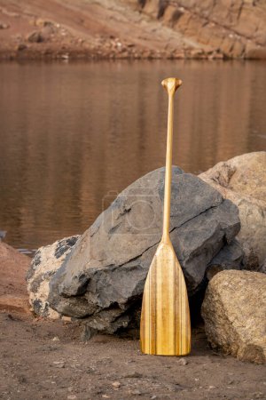 Téléchargez les photos : Pagaie en bois sur un rivage rocheux d'un lac de montagne - réservoir Horsetooth dans le nord du Colorado en automne ou en hiver - en image libre de droit
