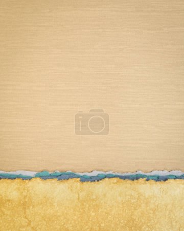 Téléchargez les photos : Paysage abstrait en papier dans les tons terre et bleu pastel - collection de papiers faits à la main, affiche verticale - en image libre de droit