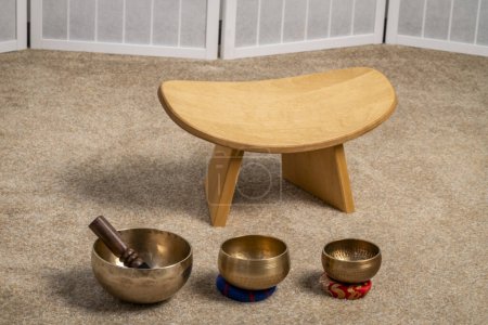 Téléchargez les photos : Tibetan singing bowls and meditation, kneeling bench to sit in a natural, balanced and relaxed posture - en image libre de droit