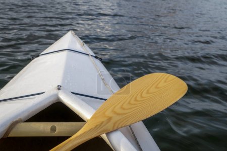 Foto de Arco de una canoa de expedición cubierta con paleta de madera en un lago, vista de remo - Imagen libre de derechos
