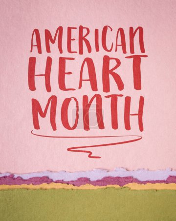Téléchargez les photos : Mois du cœur américain - célébration annuelle en février, note de rappel sur papier d'art, concept de santé cardiovasculaire. - en image libre de droit