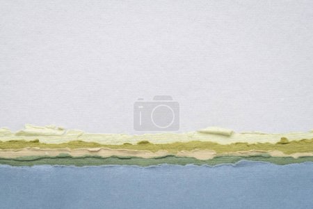 Téléchargez les photos : Mer, océan ou lac paysage abstrait dans des tons pastel bleu et vert une collection de papiers chiffon faits à la main - en image libre de droit