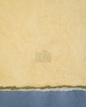 Téléchargez les photos : Paysage abstrait en papier dans les tons terre et bleu pastel - collection de papiers faits à la main, affiche verticale - en image libre de droit