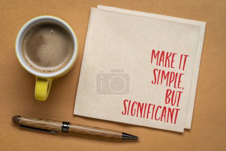 Téléchargez les photos : Faites-le simple, mais significatif conseils inspirants sur une serviette avec une tasse de café. Concept de simplicité et de minimalisme. - en image libre de droit