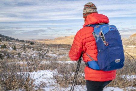Foto de Mochilero masculino en el paisaje invernal de las estribaciones de Colorado - Horsetooth Mountain Open Space y Lory State Park - Imagen libre de derechos