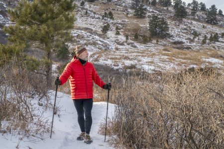 Téléchargez les photos : Randonneur masculin sénior avec bâtons de trekking dans le paysage hivernal des contreforts du Colorado - Horsetooth Mountain Open Space - en image libre de droit