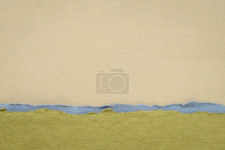 Téléchargez les photos : Paysage abstrait dans les tons pastel vert et terre - une collection de papiers chiffon faits à la main - en image libre de droit
