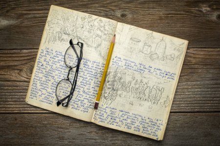 Téléchargez les photos : Carnet de voyage vintage des années 1970 avec écriture manuscrite et croquis au crayon (communiqué ci-joint) - expédition en kayak en Pologne - en image libre de droit