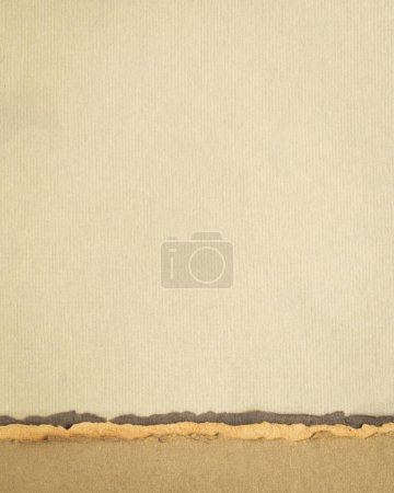 Téléchargez les photos : Paysage de papier abstrait dans des tons de terre pastel - collection de papiers chiffon faits à la main - en image libre de droit