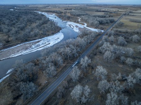 Téléchargez les photos : Crépuscule sur la rivière South Platte et les plaines de l'est du Colorado en hiver, vue aérienne - en image libre de droit