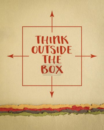 Foto de Pensar fuera de la caja - concepto inspirador - escritura a mano sobre papel de arte, negocios, educación y desarrollo personal - Imagen libre de derechos