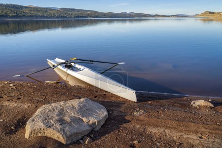Téléchargez les photos : Coquille d'aviron côtière sur une rive du lac Carter dans le nord du Colorado dans des paysages hivernaux - en image libre de droit