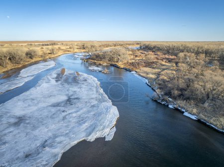 Foto de Vista aérea del río Platte Sur y llanuras en el este de Colorado en el paisaje de invierno - Imagen libre de derechos