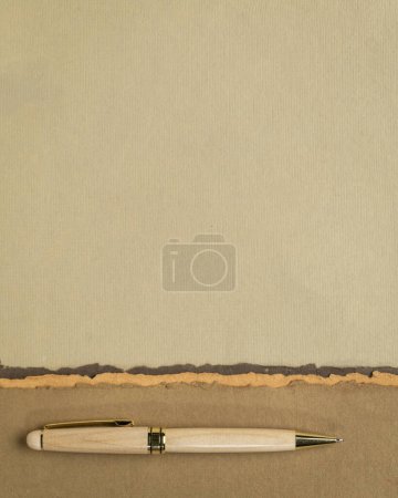 Téléchargez les photos : Paysage de papier abstrait dans des tons de terre pastel - collection de papiers chiffon faits à la main avec un stylo - en image libre de droit
