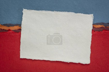 Foto de Pequeña hoja de blanco blanco papel de trapo Khadi de la India contra el paisaje abstracto con una pluma - Imagen libre de derechos