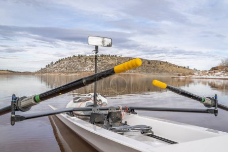 Téléchargez les photos : Coquille d'aviron côtière avec un miroir et un sac sec sur une rive du lac Carter dans le nord du Colorado dans des paysages hivernaux. - en image libre de droit