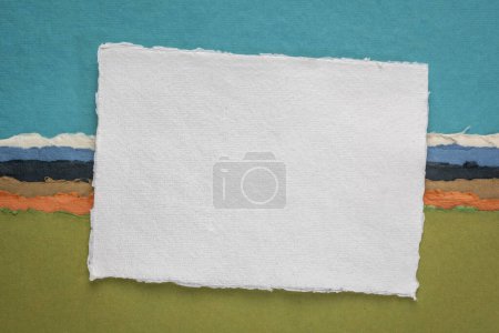Foto de Pequeña hoja de blanco blanco papel de trapo Khadi de la India contra el paisaje abstracto - Imagen libre de derechos