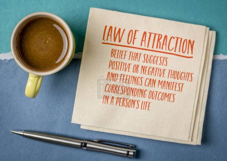 Foto de Ley de atracción - nota explicativa sobre una servilleta con café, crecimiento personal y concepto de motivación - Imagen libre de derechos