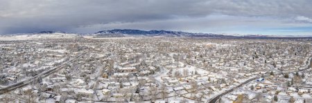 Foto de Mañana de invierno sobre la ciudad de Fort Collins y Front Range of Rocky Mountains en el norte de Colorado, panorama aéreo - Imagen libre de derechos