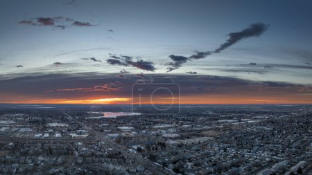 Téléchargez les photos : Lever de soleil hivernal sur le centre-ville de Fort Collins et les plaines du nord du Colorado, panorama aérien - en image libre de droit
