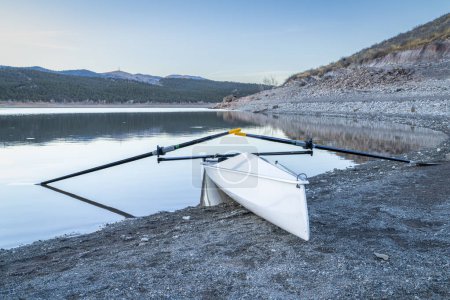 Téléchargez les photos : Coquille d'aviron côtière sur une rive du lac Carter dans le nord du Colorado au crépuscule dans les paysages hivernaux - en image libre de droit